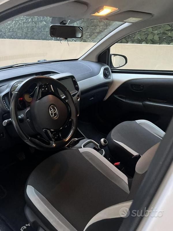 Usata Toyota Aygo 69 CV (50 kW) 2015 Bianco Utilitaria