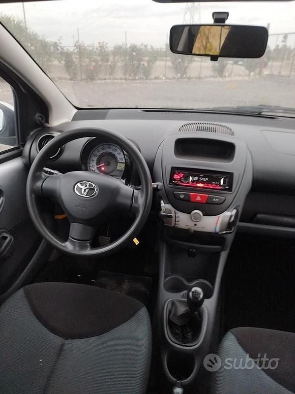 Usata Toyota Aygo Sol 67 CV (49 kW) 2006 Grigio Utilitaria