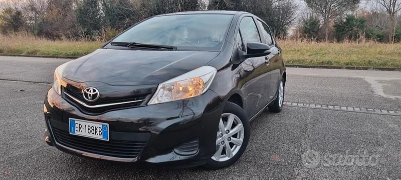 Nero Usata 2013 Toyota Yaris Tre volumi | 6000 € (Cara) - Immagine 1/4