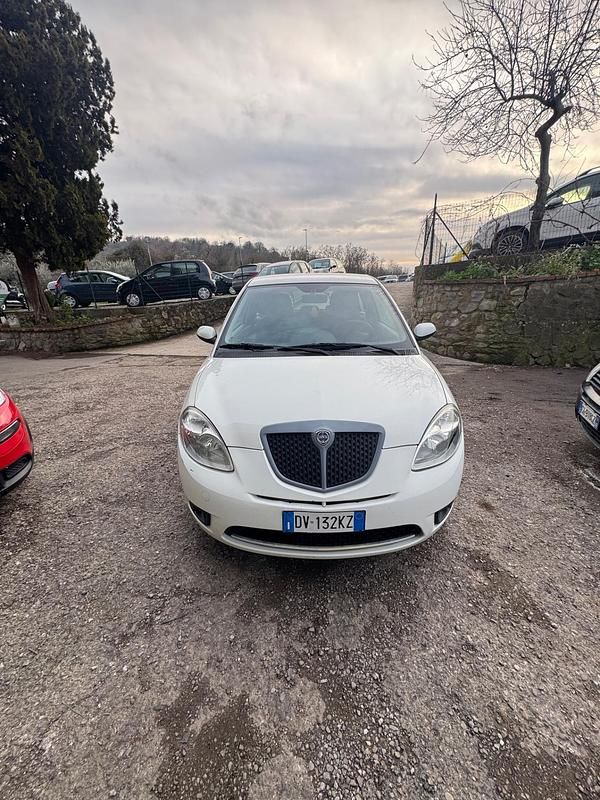 Usata Lancia Ypsilon 75 CV (55 kW) 2009 Bianco Utilitaria
