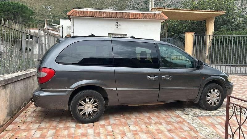 Usata Chrysler Grand Voyager 150 CV (110 kW) 2005 Grigio Monovolume