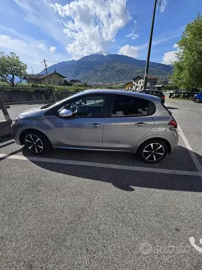 Usata Peugeot 208 83 CV (61 kW) 2019 Grigio Utilitaria