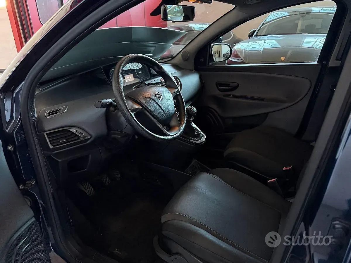 Usata Lancia Ypsilon Platinum 69 CV (50 kW) 2016 Blu Utilitaria