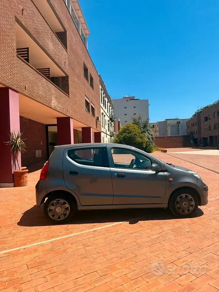 Usata Nissan Pixo 68 CV (50 kW) 2010 Grigio Utilitaria