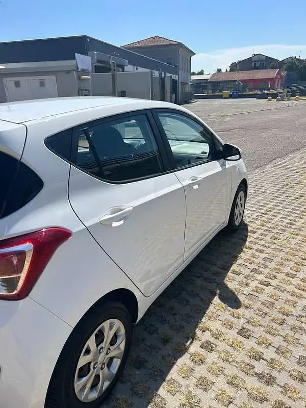 Usata Hyundai i10 67 CV (49 kW) 2016 Bianco Utilitaria
