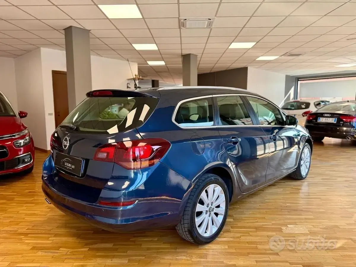 Usata Opel Astra 140 CV (102 kW) 2013 Nero Station wagon