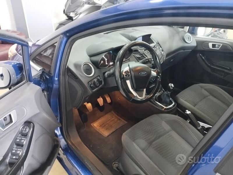 Usata Ford Fiesta Business Edition 75 CV (55 kW) 2015 Blu Utilitaria
