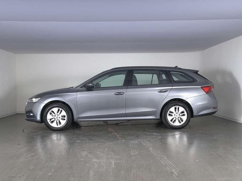 Käytetty Skoda Octavia Ambition 116 HP (85 kW) 2022 Harmaa Farmari