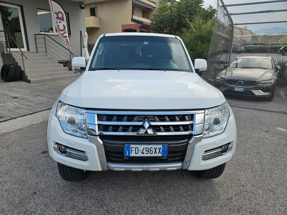 Usata Mitsubishi Pajero Instyle 190 CV (139 kW) 2016 Bianco SUV