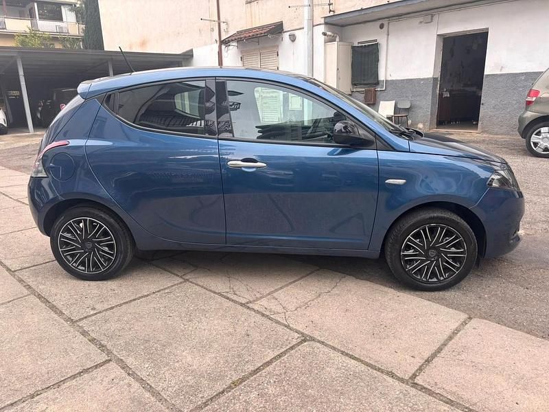 Usata Lancia Ypsilon Silver 69 CV (50 kW) 2022 Blu Utilitaria