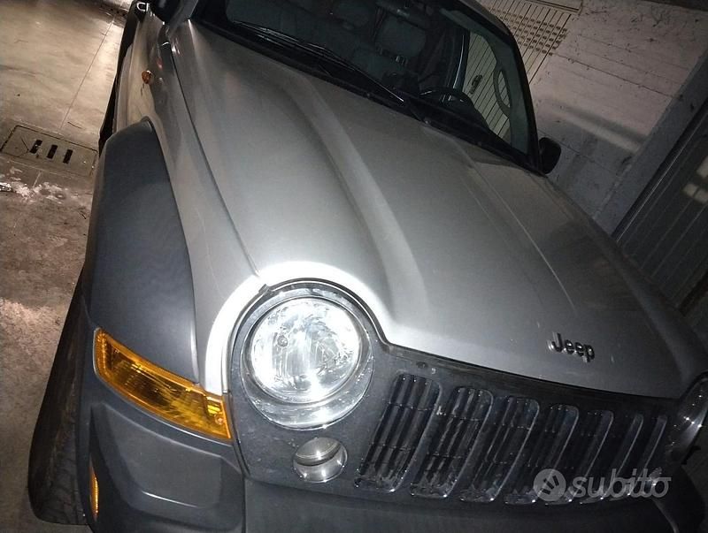 Usata Jeep Cherokee 163 CV (119 kW) 2007 Grigio SUV
