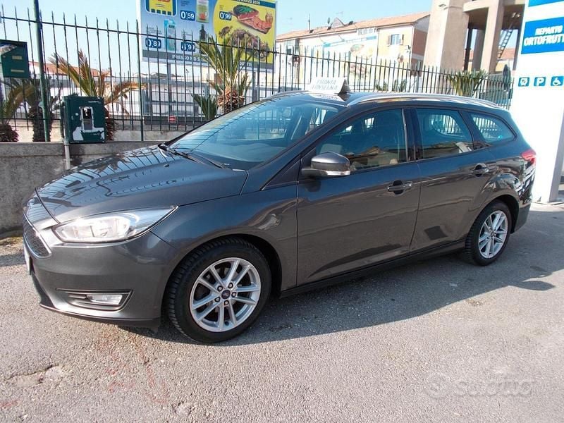Usata Ford Focus Titanium 120 CV (88 kW) 2016 Grigio Station wagon