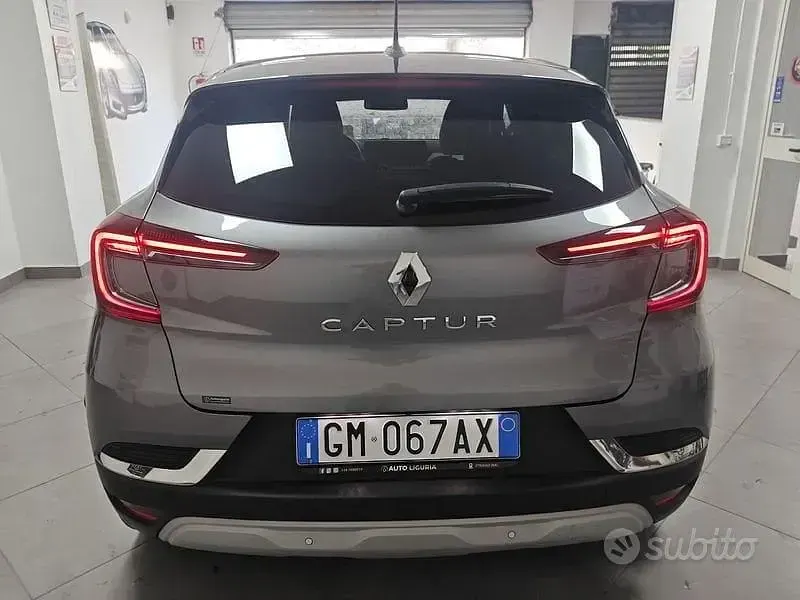 Usado Renault Captur Techno 101 CV (74 kW) 2023 Gris SUV