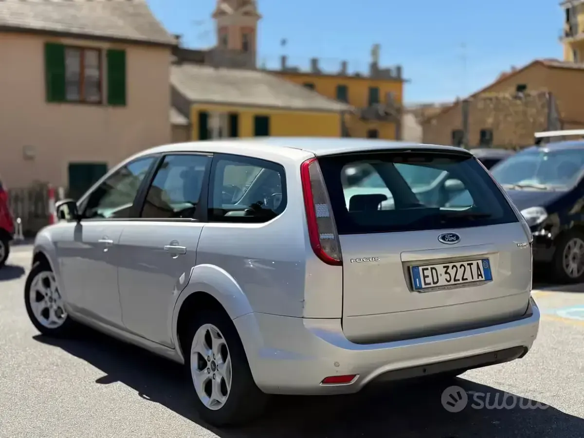 Käytetty Ford Focus 95 HP (69 kW) 2011 Harmaa Farmari