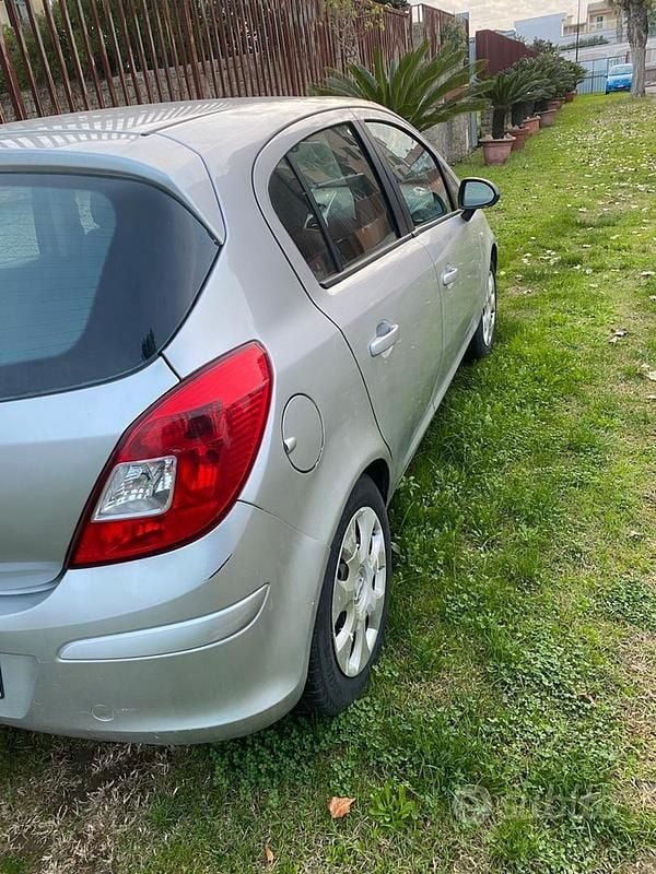 Grigio Usata 2008 Opel Corsa Tre volumi | 1700 € - Immagine 1/4