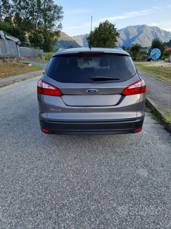 Begagnad Ford Focus Titanium 116 HK (85 kW) 2011 Brun Kombi