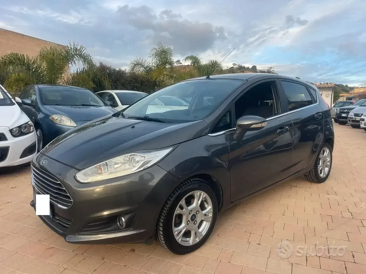 Usata Ford Fiesta 95 CV (69 kW) 2016 Grigio Utilitaria