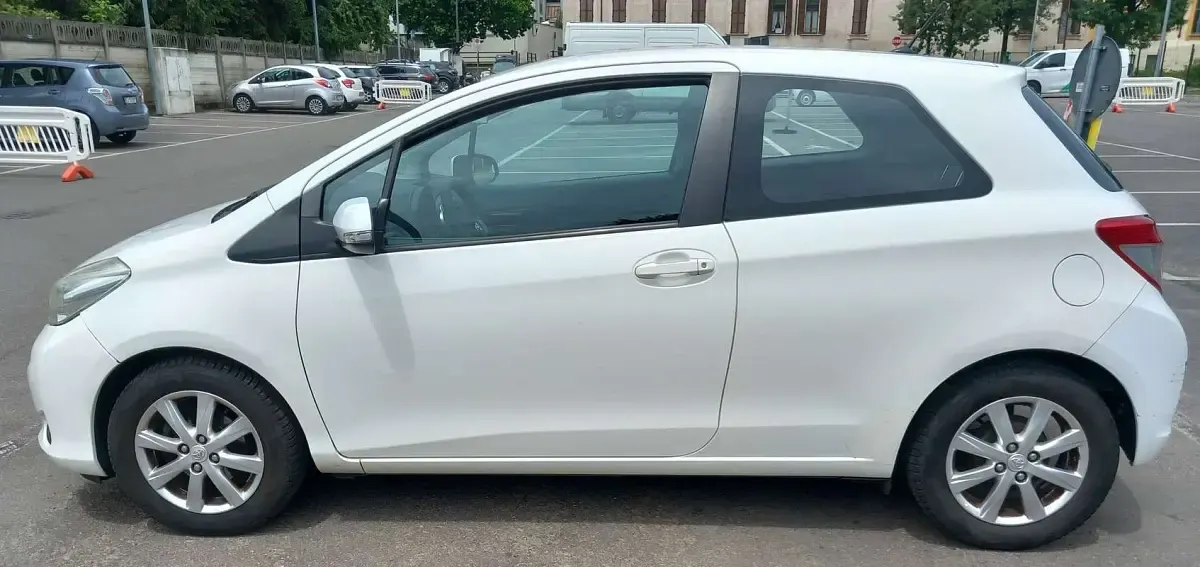 Usata Toyota Yaris Active 69 CV (50 kW) 2012 Bianco Utilitaria
