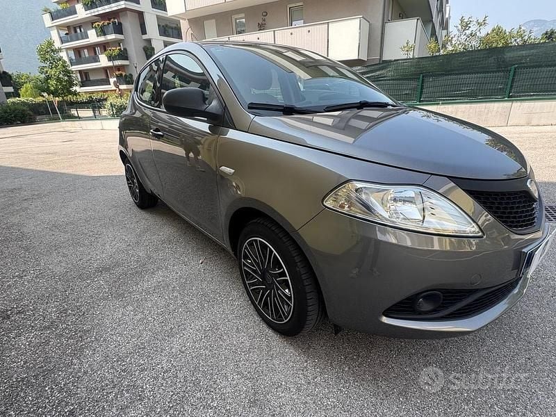 Usata Lancia Ypsilon 69 CV (50 kW) 2020 Grigio Utilitaria