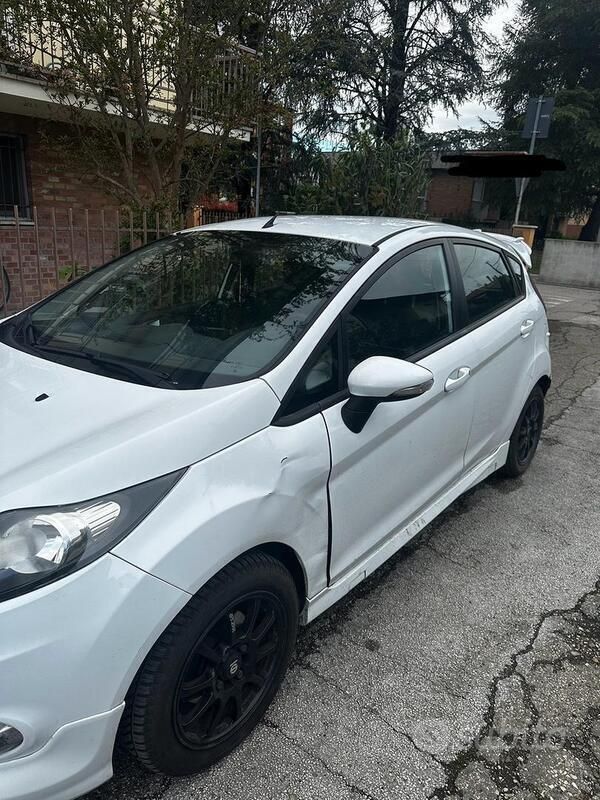 Usata Ford Fiesta 70 CV (51 kW) 2012 Bianco Utilitaria