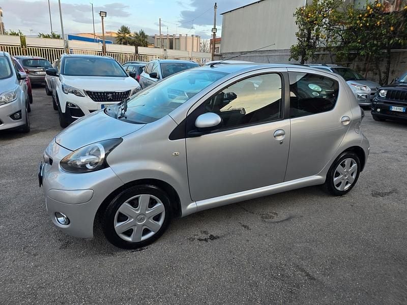 Usata Toyota Aygo Connect Style 68 CV (50 kW) 2011 Argento Utilitaria