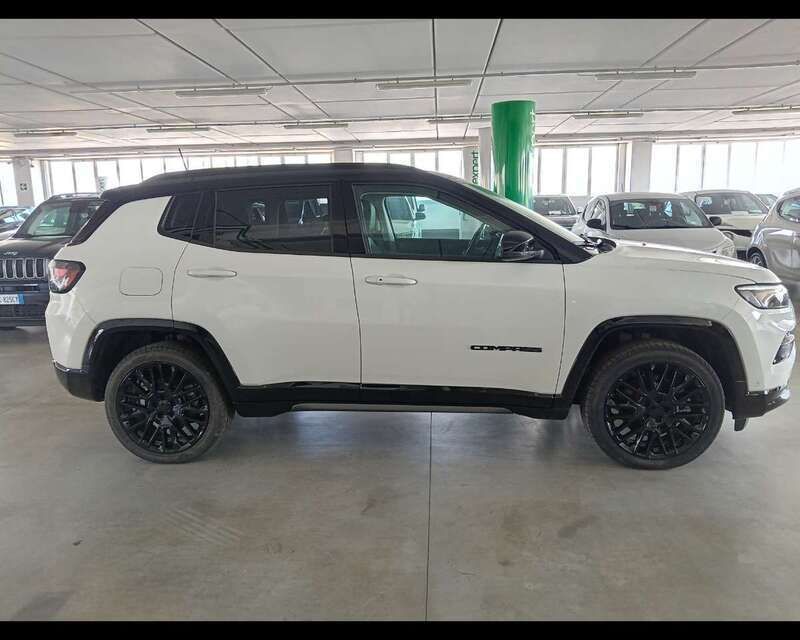 Usata Jeep Compass 179 CV (131 kW) 2024 Alpine white con tetto nero SUV