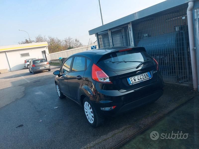 Usata Ford Fiesta 96 CV (70 kW) 2014 Nero Berlina