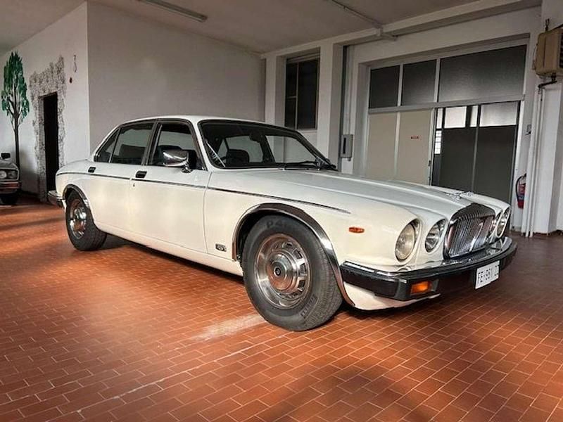 Bianco Usata 1983 Jaguar XJ6 Sovereign Tre volumi | 10.300 € - Immagine 1/4