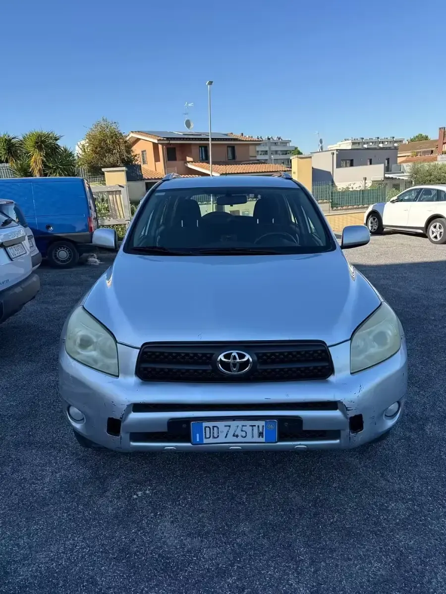 Usata Toyota RAV4 Luxury 136 CV (100 kW) 2006 Argento SUV