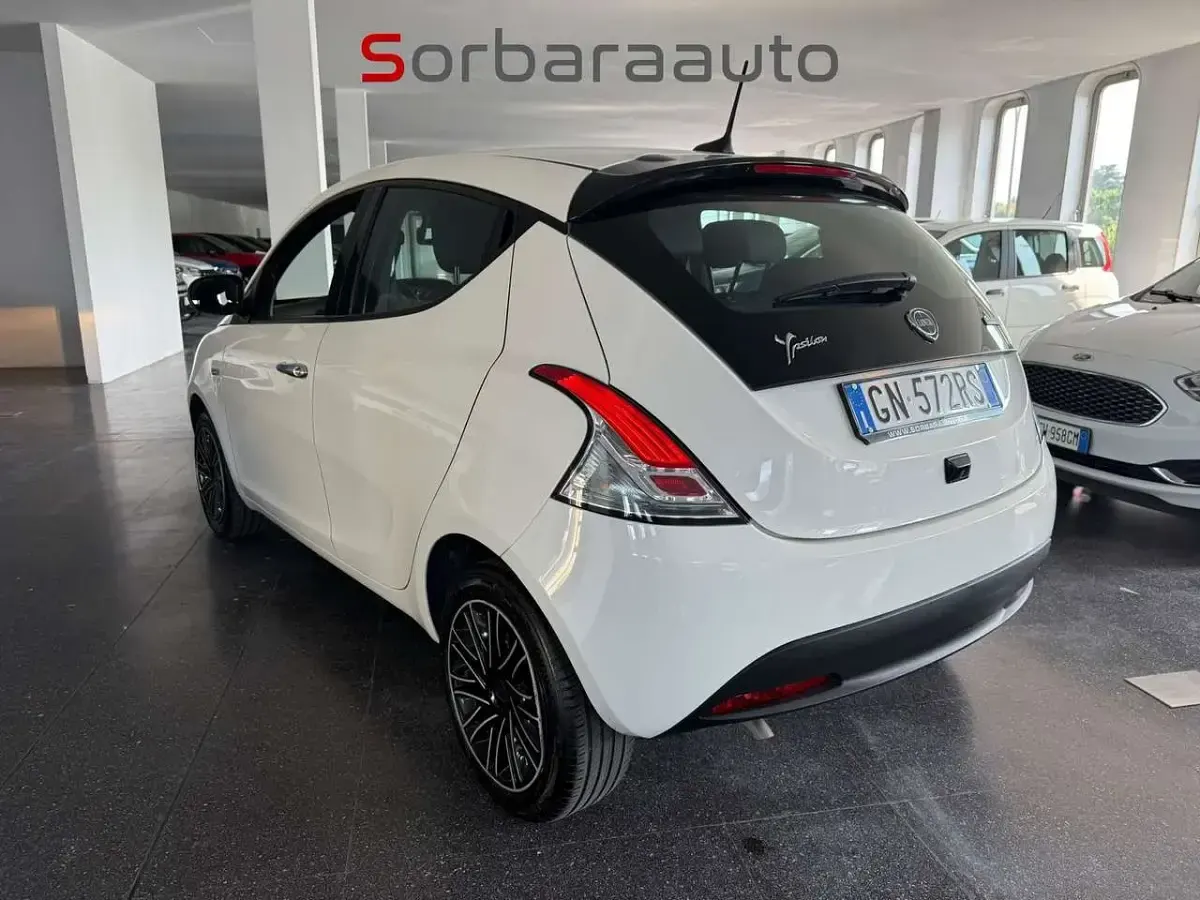 Usata Lancia Ypsilon Gold 69 CV (50 kW) 2023 Bianco Utilitaria