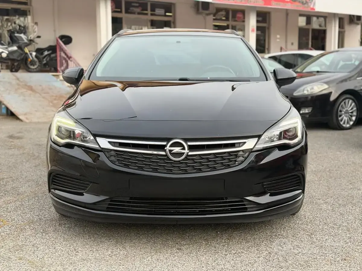 Begagnad Opel Astra 110 HK (80 kW) 2019 Svart Sedan