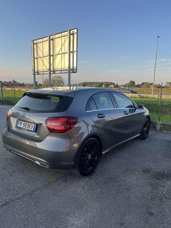 Usata Mercedes A160 90 CV (66 kW) 2017 Marrone Berlina
