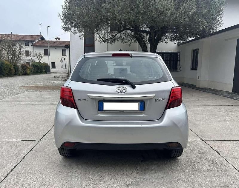 Usata Toyota Yaris Active 69 CV (50 kW) 2017 Argento Berlina
