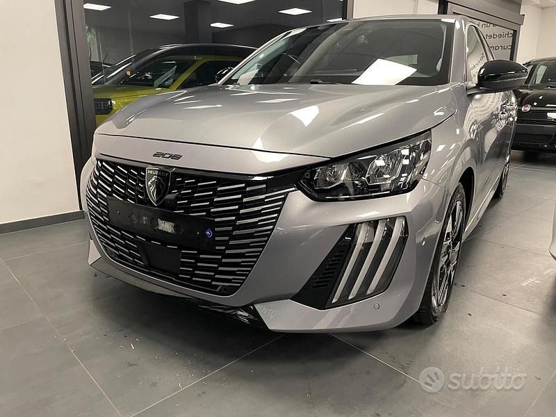 Usata Peugeot 208 Allure 101 CV (74 kW) 2024 Grigio Utilitaria