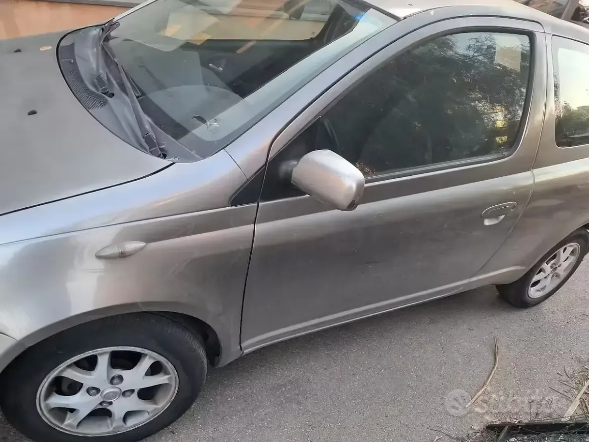 Usata Toyota Yaris 90 CV (66 kW) 2005 Grigio Utilitaria