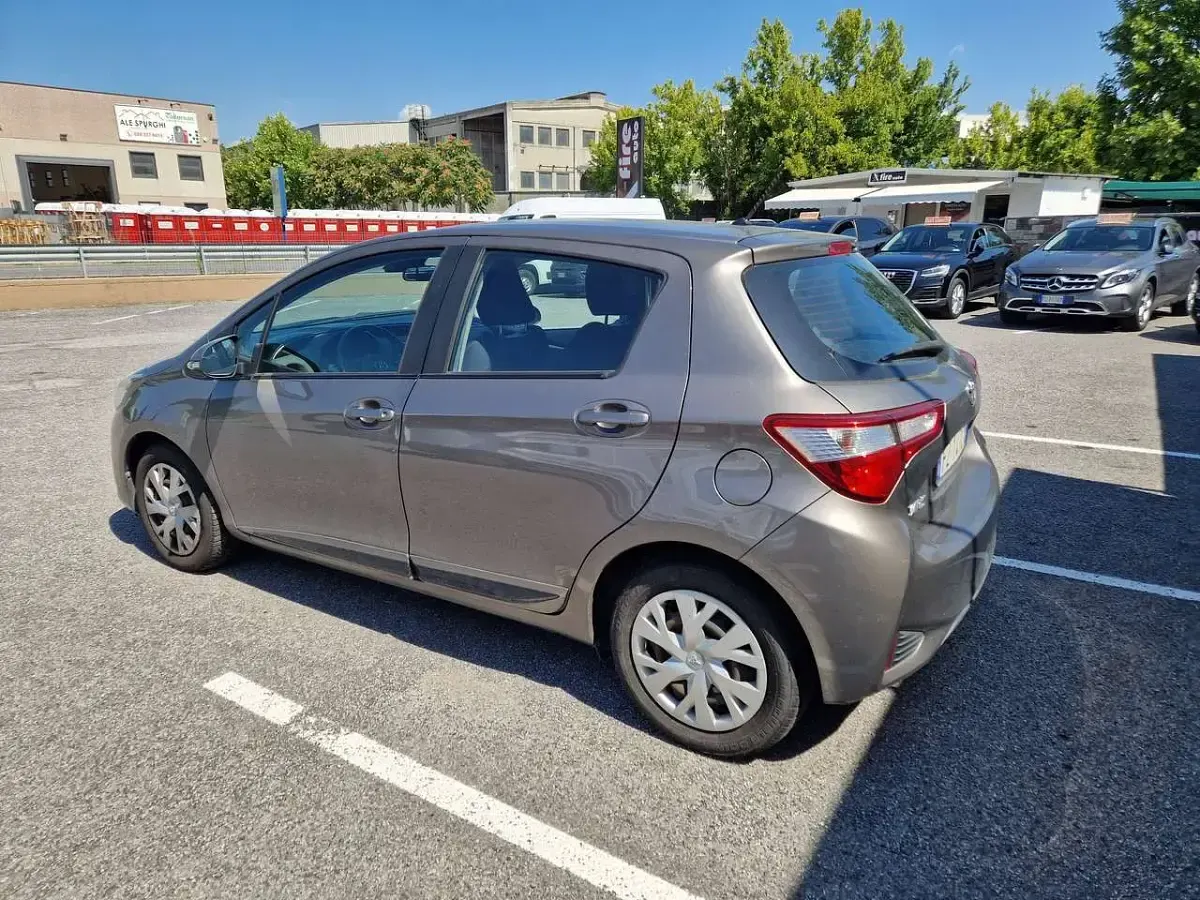Usata Toyota Yaris Business Edition 69 CV (50 kW) 2020 Grigio Berlina