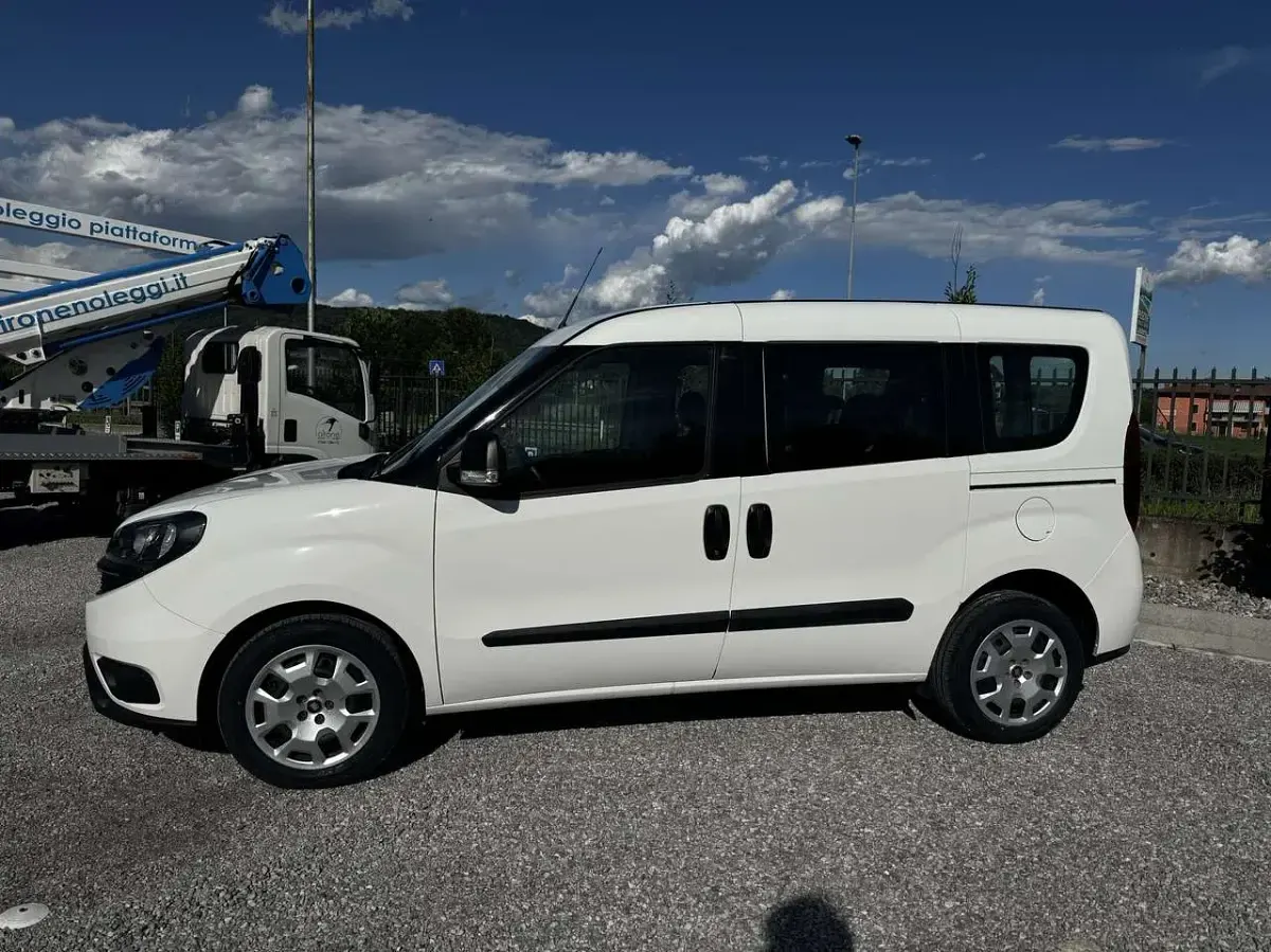 Usata Fiat Doblò Lounge 120 CV (88 kW) 2022 Bianco Monovolume