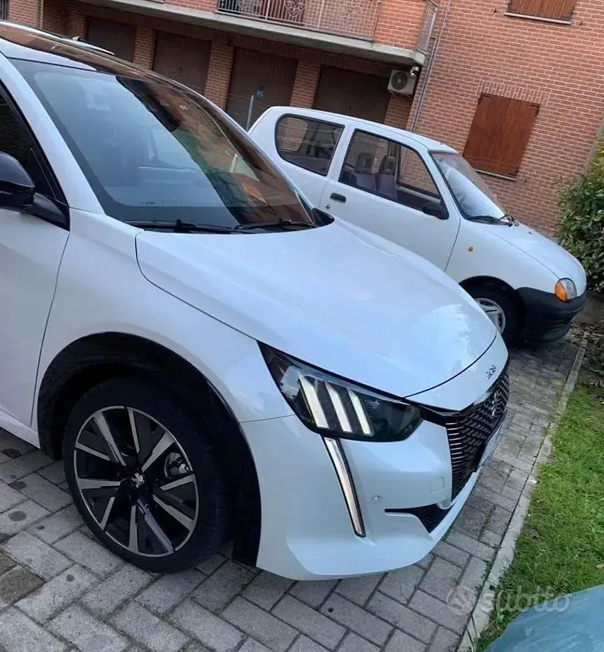 Usata Peugeot 208 GT-line 102 CV (75 kW) 2021 Bianco Utilitaria