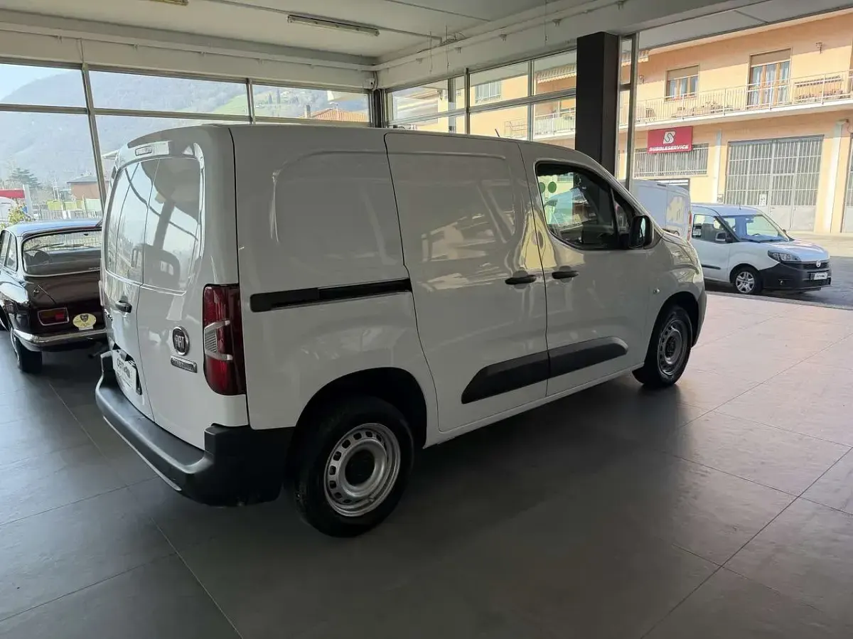 Usata Fiat Doblò 102 CV (75 kW) 2023 Bianco Monovolume