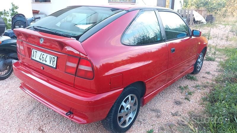 Usado Lancia Delta 103 CV (75 kW) 1998 Rojo Utilitario