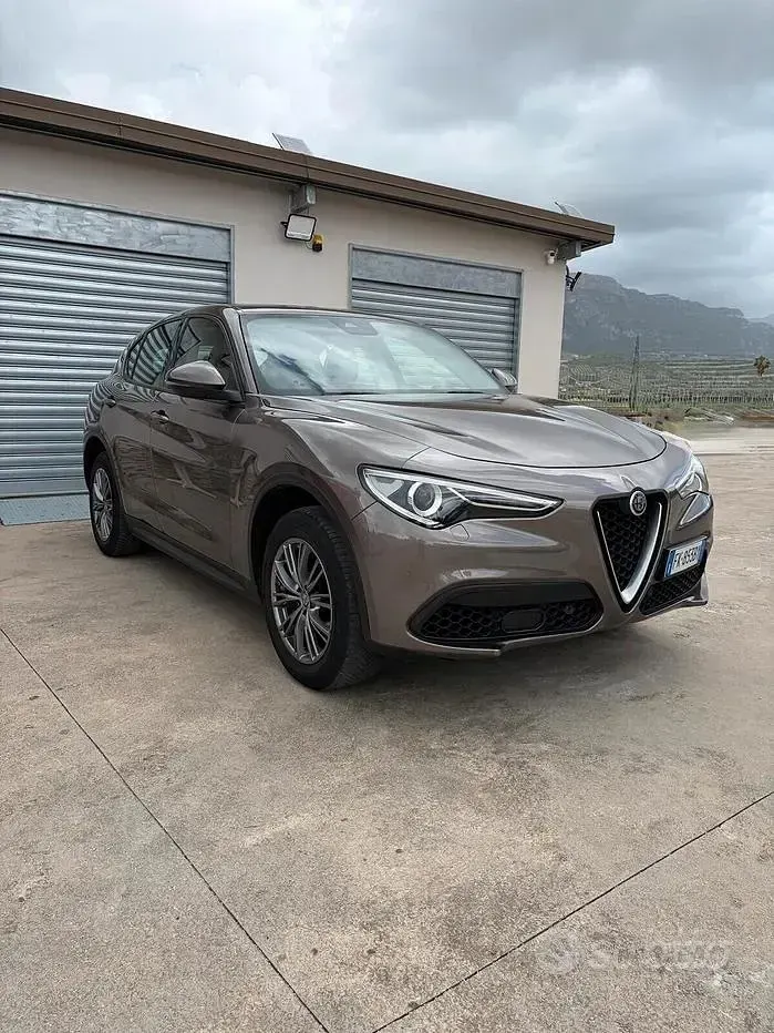 Usata Alfa Romeo Stelvio Super 201 CV (147 kW) 2017 Marrone SUV