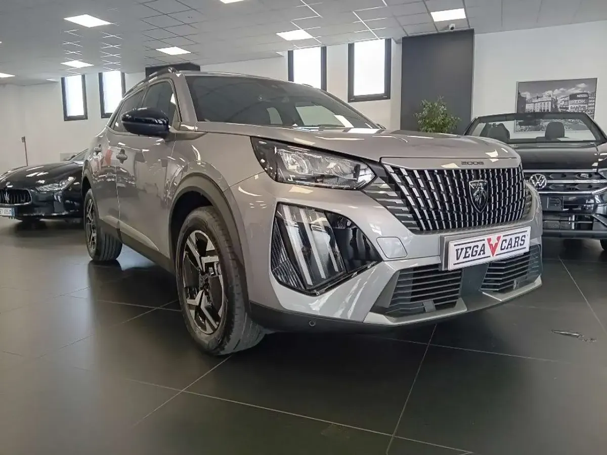 Usata Peugeot 2008 Allure 101 CV (74 kW) 2025 Grigio SUV