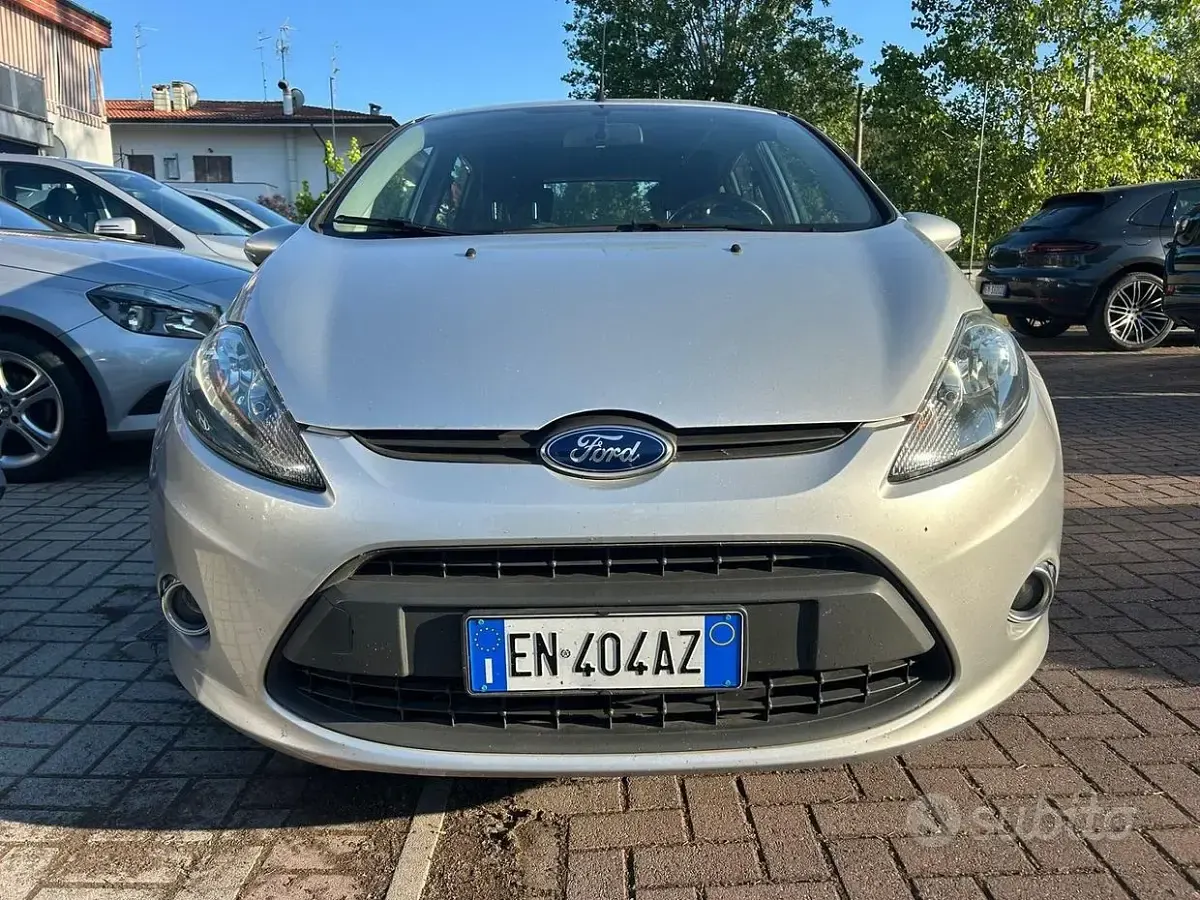 Usata Ford Fiesta Titanium 92 CV (67 kW) 2012 Grigio Berlina