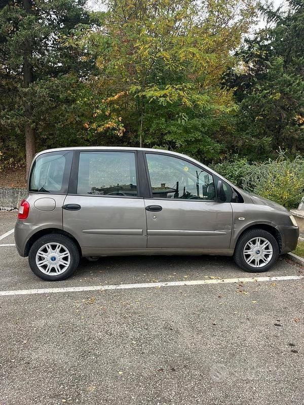 Usata Fiat Multipla 103 CV (75 kW) 2006 Grigio Monovolume