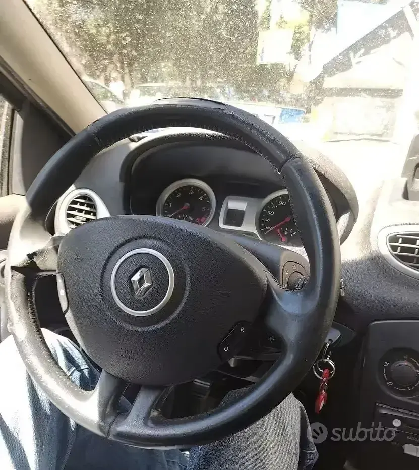 Usado Renault Clio II 68 CV (50 kW) 2009 Negro Berlina