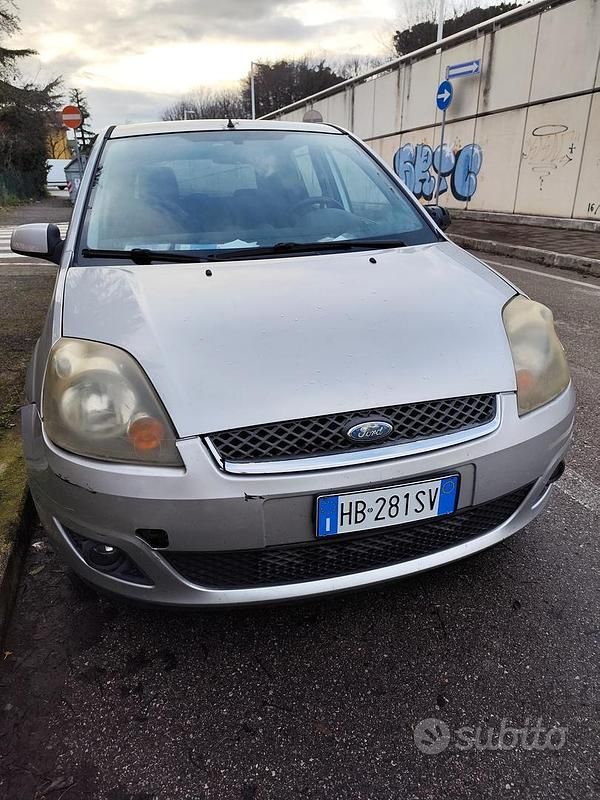 Usata Ford Fiesta Ghia 96 CV (70 kW) 2008 Grigio Utilitaria