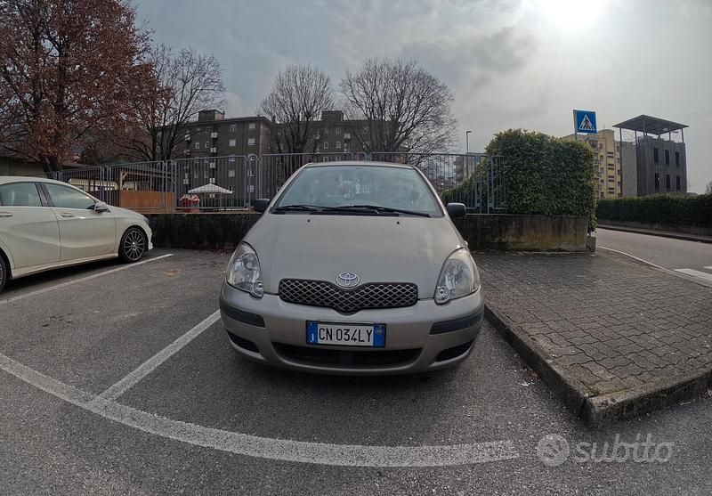 Usata Toyota Yaris Sol 65 CV (47 kW) 2004 Grigio Utilitaria