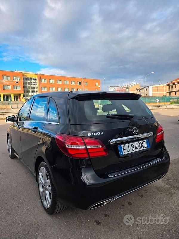 Käytetty Mercedes B180 Premium 109 HP (80 kW) 2017 Musta Tila-auto