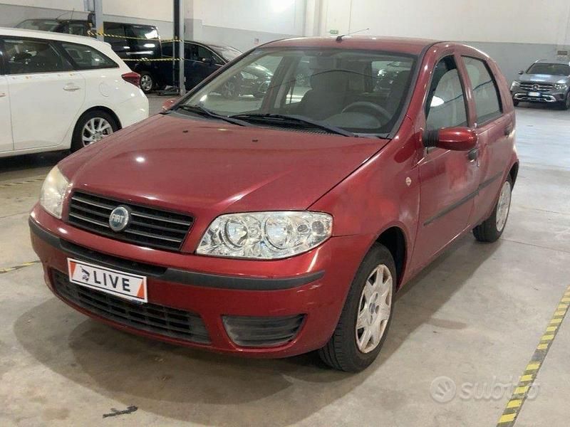 Rosso Usata 2007 Fiat Punto Classica Tre volumi | 4500 € (Molto cara) - Immagine 1/4