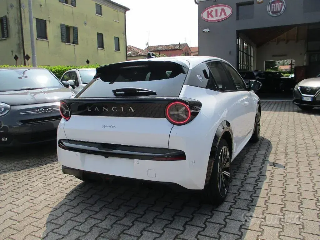Nuova Lancia Ypsilon 101 CV (74 kW) 2025 Bianco Utilitaria